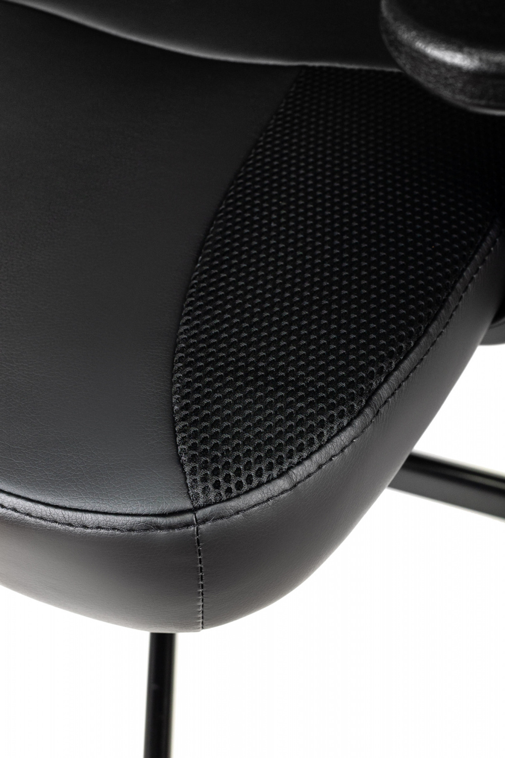 Кресло Бюрократ CH-606 черный текстиль/эко.кожа крестов. металл, купить в Сыктывкаре