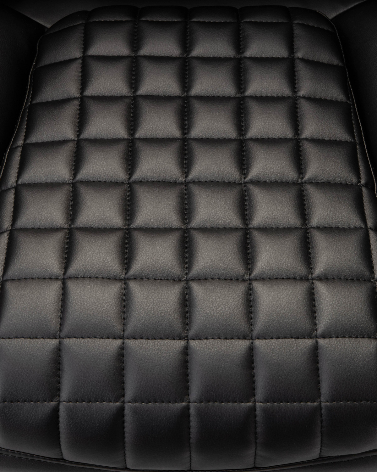 Офисное кресло для руководителей DOBRIN CHESTER, чёрный