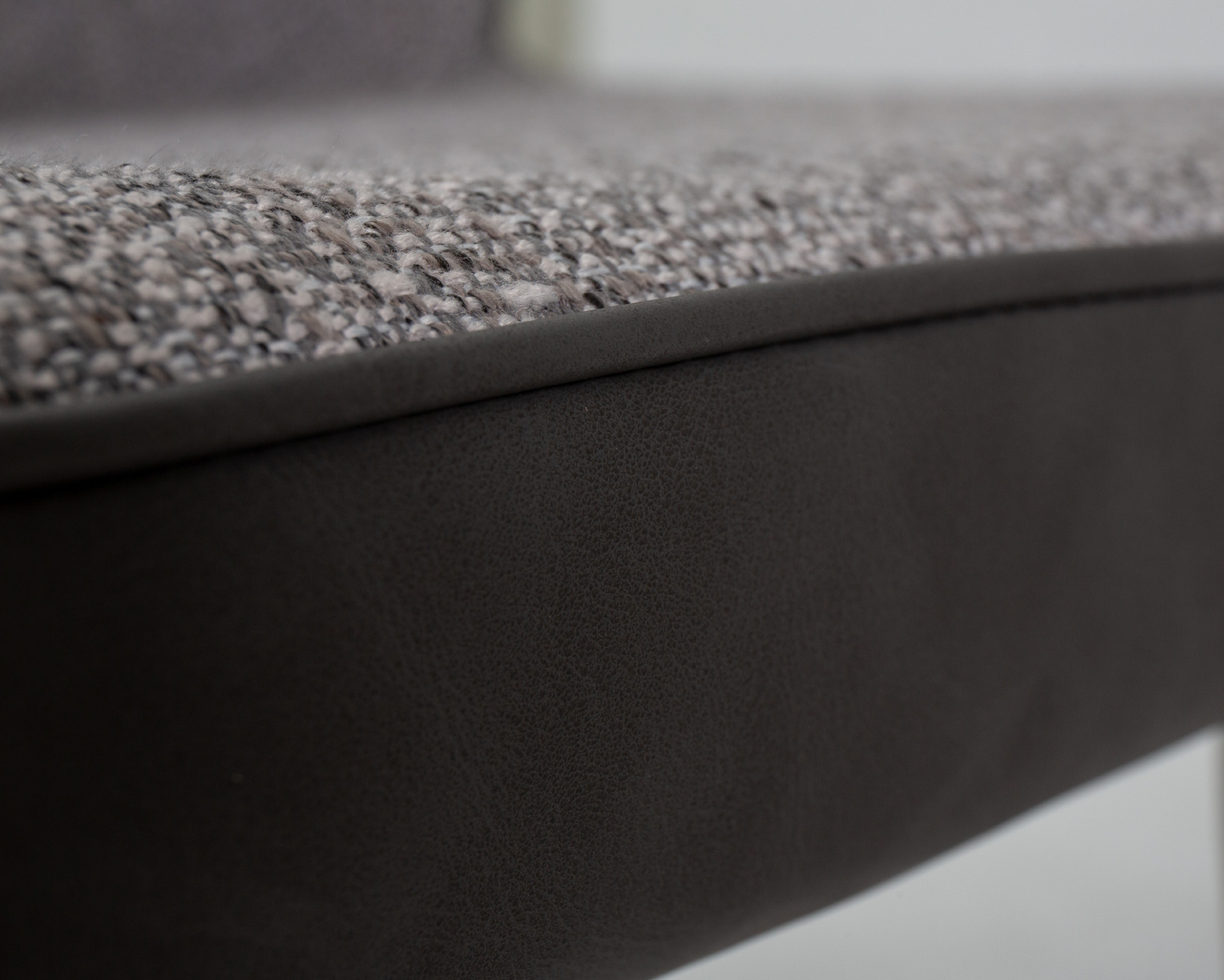 Стул обеденный DOBRIN KEVIN, черные матовые ножки, Сиденье серая ткань FC-09, Спинка антрацит кожзам RU-08