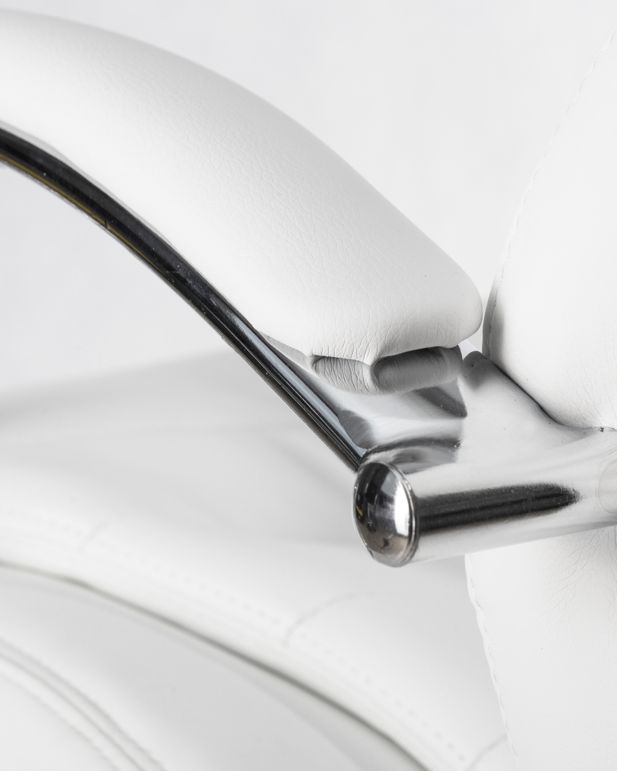 Офисное кресло для руководителей DOBRIN LYNDON, белый