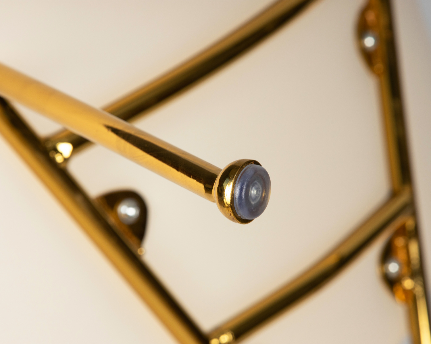 Кресло дизайнерское DOBRIN EMILY, белый винил YP17, золотое основание