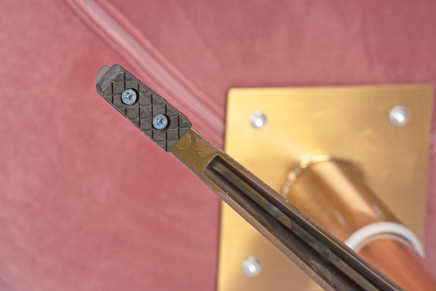 Кресло дизайнерское DOBRIN SWAN, розовый велюр BLUVEL52, золотое основание