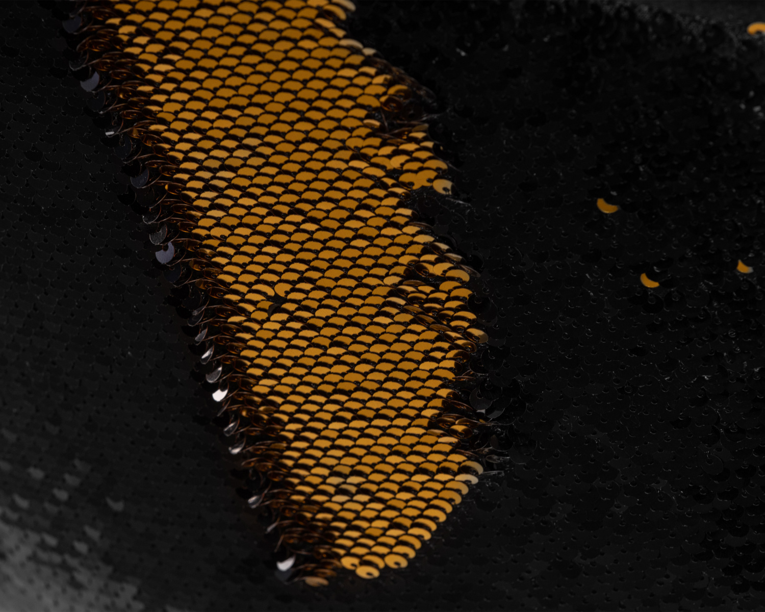 Стул барный DOBRIN DARCY BLACK SHINY, черный велюр с черно-золотыми пайетками