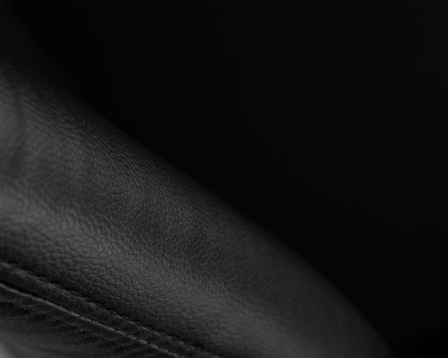 Офисное кресло для руководителей DOBRIN COLTON, черный