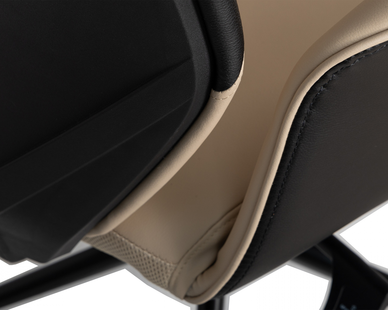 Офисное кресло для руководителей DOBRIN MAXWELL, кремово-черный